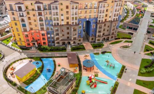 Bezpieczne materiały w domkach ogrodowych ze zjeżdżalnią: na co zwrócić uwagę?