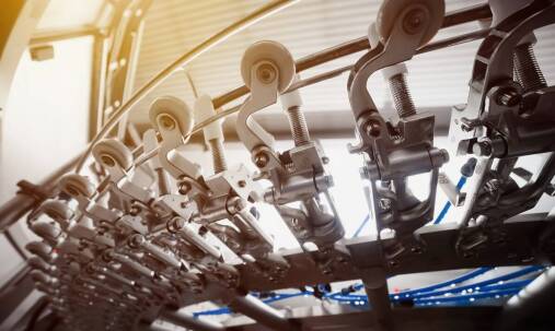 Jakie są kluczowe zalety stosowania śrutu w oczyszczarkach pneumatycznych?