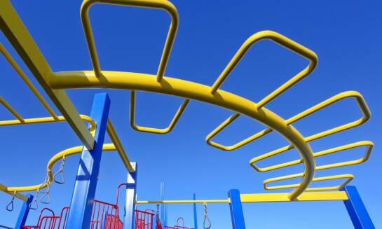 Atrakcje w naszym ogrodzie: piaskownica, huśtawki i trampolina dla dzieci