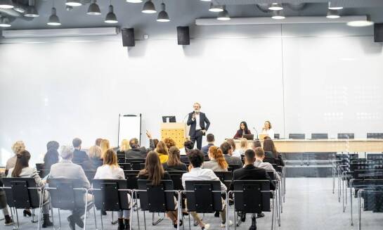 Jakie są najważniejsze elementy logistyki podczas organizacji konferencji?