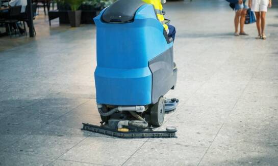 Szorowarka samojezdna a bezpieczeństwo pracy – na co zwrócić uwagę?