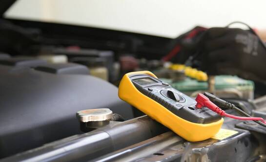 Poradnik: jak zabezpieczyć akumulator przed zimą