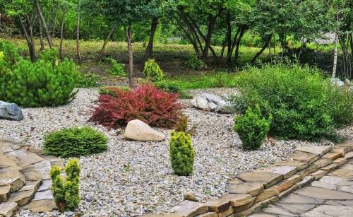 Zastosowanie otoczaków w małej architekturze ogrodowej – pomysły na projekty