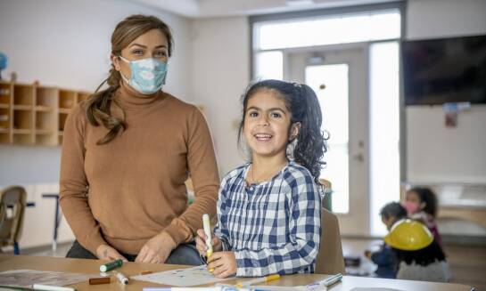 Jakie techniki wspomagają naukę hiszpańskiego w małych grupach?