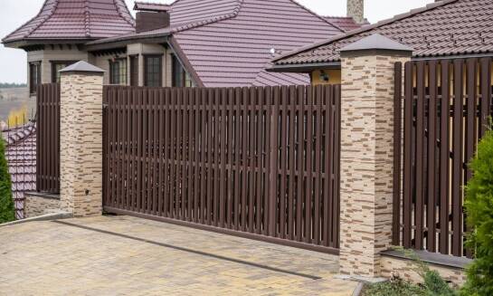 Czy bramy garażowe mogą być ekologiczne? Przykłady rozwiązań