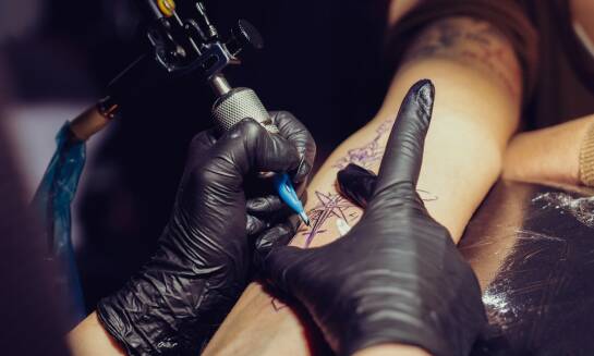 Wpływ tatuażu na samoocenę: historie klientów ze studio tattoo Warszawa
