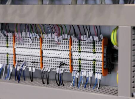 Hak holowniczy z modułem czy bez – co wybrać?