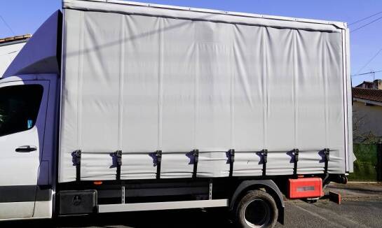 Czym kierować się przy zakupie plandeki samochodowej?