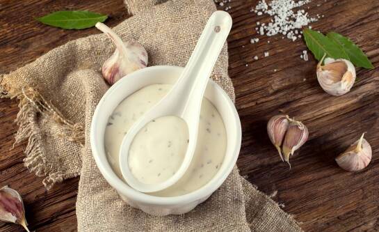 Domowy sos czosnkowy jak z restauracji? Wystarczy kilka składników