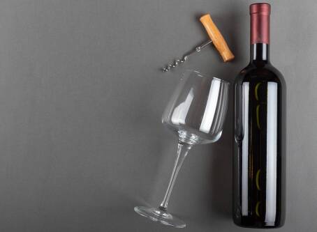 Ile kosztuje korkowe w restauracji i czy zawsze trzeba je płacić?