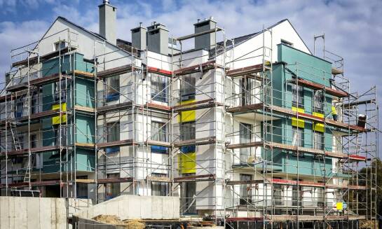 Jakie są zalety wynajmu rusztowań aluminiowych w projektach budowlanych?