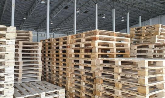 Zalety bezpośredniej sprzedaży drewnianych palet przemysłowych od producenta