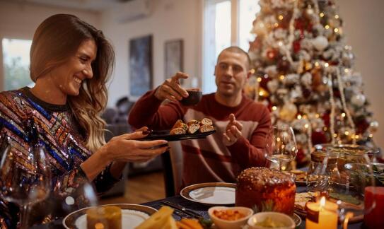 Świąteczne inspiracje kulinarne w ofercie cateringu bożonarodzeniowego
