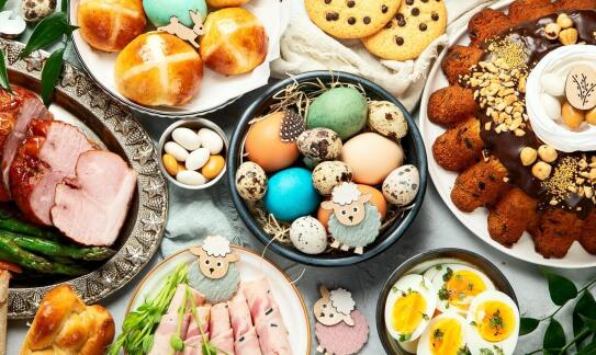 Catering wielkanocny dla dużych rodzin: jak sprostać wymaganiom każdego gościa?