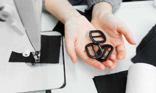 Różnorodność wykończeń klamer metalowych do projektów krawieckich