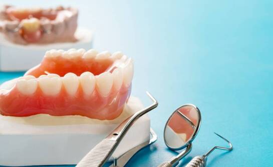 Co warto wiedzieć o trwałości uzupełnień protetycznych?