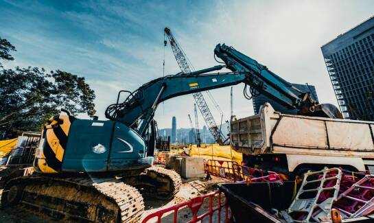 Jak przebiega proces wynajmu żurawi wieżowych od A do Z?