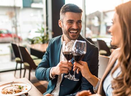 Jak się ubrać do restauracji na obiad, żeby czuć się swobodnie i wyglądać dobrze