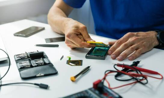 Jakie są etapy diagnostyki problemu z kartą SIM w iPhone?