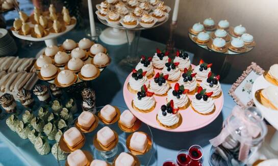 Jakie ciasta i desery cieszą się największą popularnością na przyjęciach weselnych?