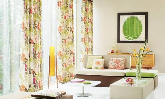 Tkaniny zasłonowe z motywami roślinnymi – jak wprowadzić naturę do wnętrza?