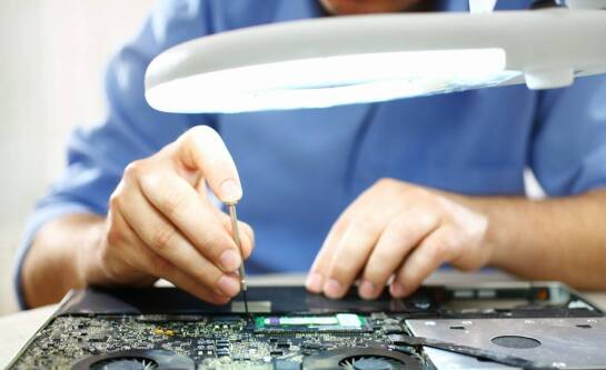 Dlaczego szybka reakcja na awarię MacBooka jest kluczowa dla jego funkcjonowania?