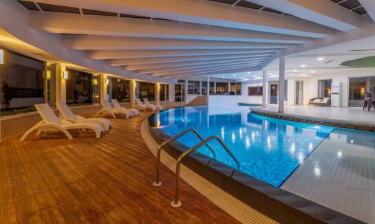 Zrelaksuj się nad wodą – oferta basenowa dla naszych gości