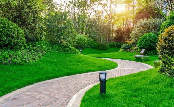 Wybór odpowiedniej kostki brukowej do projektów ogrodowych