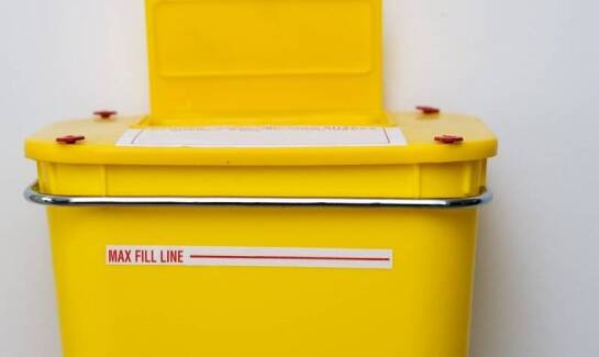 Jakie są najważniejsze cechy pojemnika na sorbent dwukomorowy?