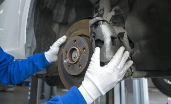 Jak serwis układów hamulcowych wpływa na bezpieczeństwo jazdy?