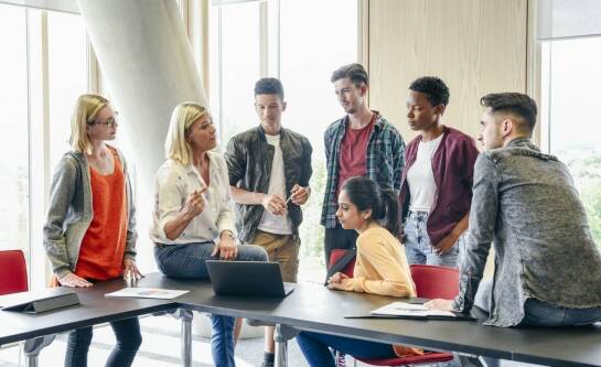 Znaczenie budowania umiejętności współpracy na boisku podczas treningów