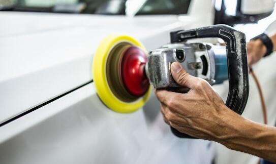 Kompleksowe naprawy blacharskie w Łodzi – co wchodzi w ich zakres?