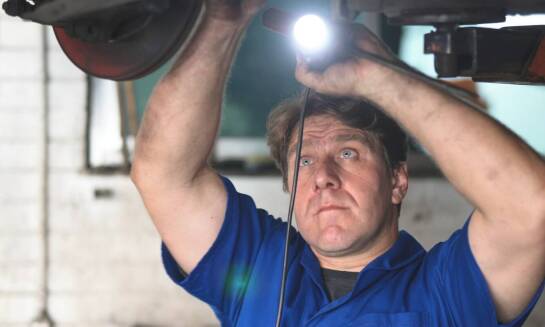 Czym różni się serwisowanie zawieszenia w różnych typach pojazdów?