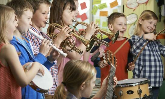 Jak zajęcia muzyczne integrują dzieci z różnych środowisk?