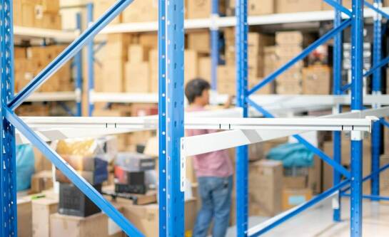 Jak wybrać najlepszą ofertę w hurtowniach outletowych?