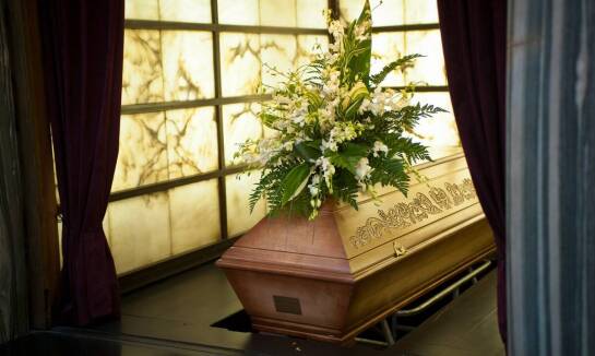 Kompleksowe usługi pogrzebowe – co oferuje zakład pogrzebowy 24/7?