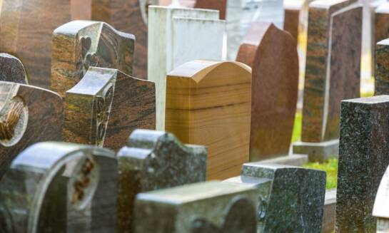 Różnorodność materiałów w grawerowaniu literniczym – co warto wybrać?