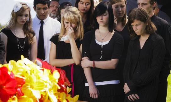 Organizacja pogrzebu kościelnego a świeckiego – różnice i podobieństwa