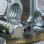 Kątowniki budowlane – kluczowe cechy i parametry techniczne