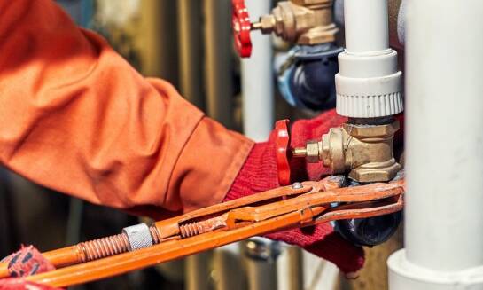 Jak pogotowie instalacyjne wpływa na efektywność systemów hydraulicznych?