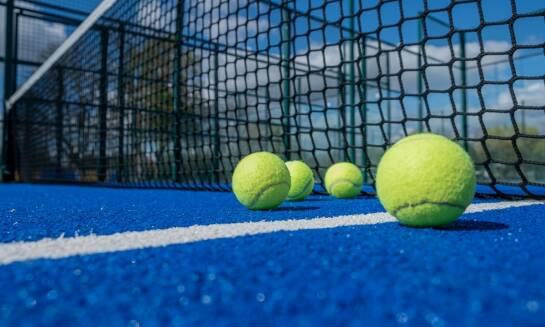 Aktywny wypoczynek w ośrodkach wczasowych - kort tenisowy i siłownia