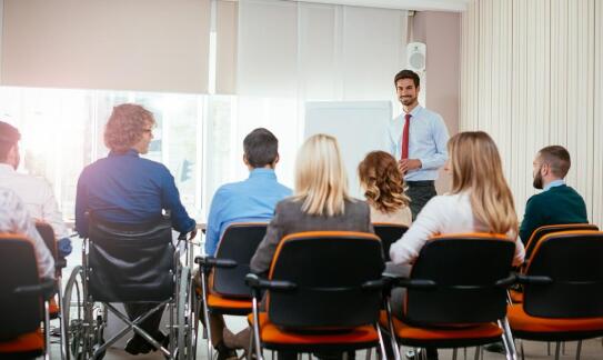 Jak dostosować szkolenia ppoż do specyfiki branży?