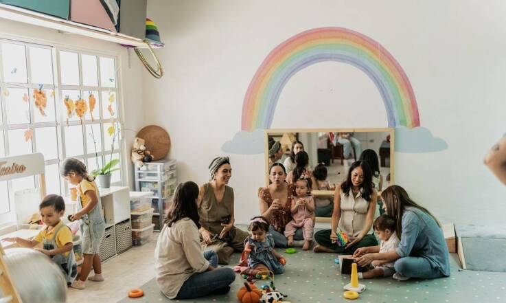 W jaki sposób opiekunowie wspierają emocjonalny rozwój maluchów?