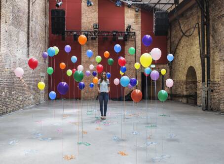 Co to jest instalacja artystyczna i jak ją odbierać?