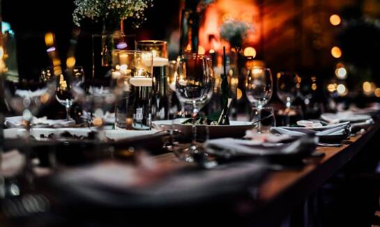 Organizacja bankietu firmowego – jak dobrać odpowiedni temat i styl?