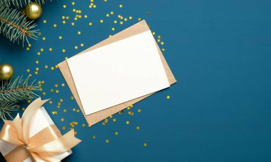 Zalety współpracy z drukarnią specjalizującą się w kartkach świątecznych firmowych
