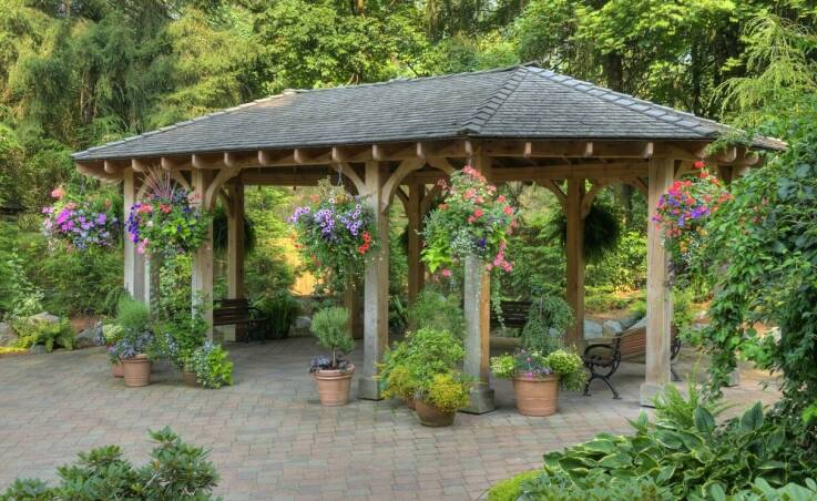 Czym wyróżniają się pergole wolnostojące w przestrzeni ogrodowej