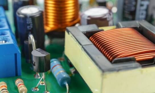 Zasilacze do laptopów: czy warto kupować używane modele?