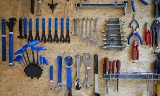 Jakie narzędzia są niezbędne w profesjonalnym serwisie rowerowym?