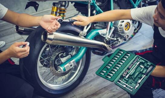 Czy istnieją sposoby na obniżenie kosztów oklejania motocykla?